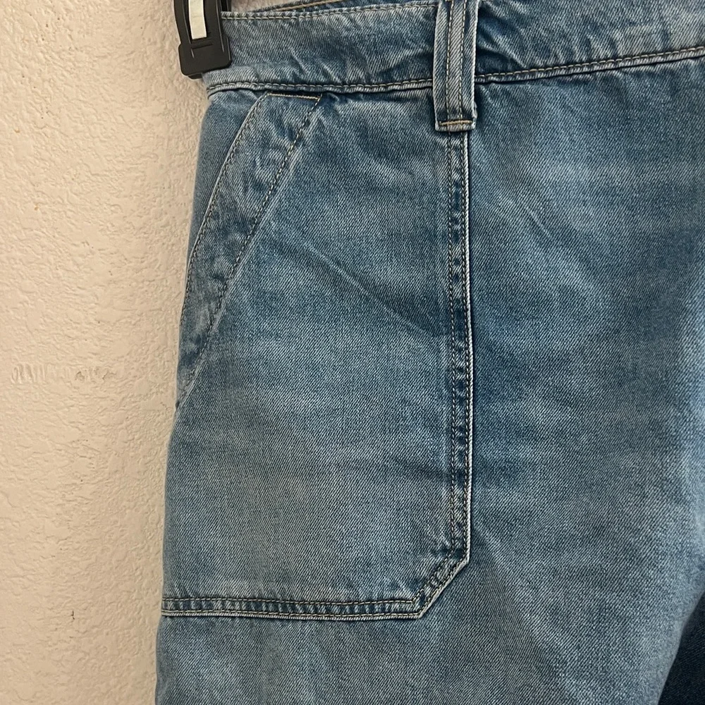 Old Navy Women's Classic Blue Jean Shorts - Picture 3 of 6